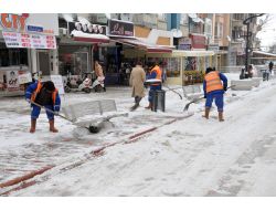 Afyonkarahisar’da, Belediye 230 Personelle Kar Çalışması Yapıyor