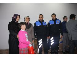 Açelya Derneği Ve İlçe Emniyet Müdürlüğü Yoksul Öğrencileri Sevindirdi