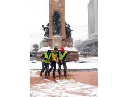 Taksim’de Kar Temizleme Çalışması Devam Ediyor