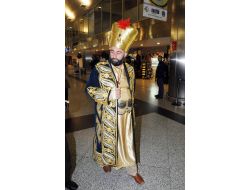 Havalimanındaki ‘padişah’ İlgi Odağı Oldu