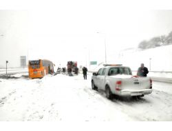 Kar Lastiği Bulunmayan Otobüs, Bariyerlere Çarptı: 1 Yaralı
