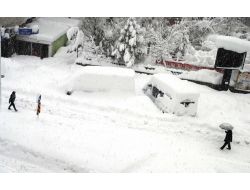 Hakkari'de 2 Metreyi Aşan Kar, Hayatı Durma Noktasına Getirdi