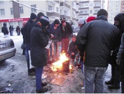 Burs Kuyruğundaki Öğrenciler Ateş Yakarak Isındı