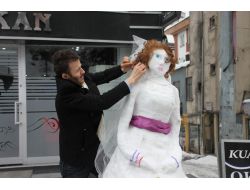 Kardan Gelin Yaptılar, Bozulan Saçlarını Saat Başı Tarıyorlar