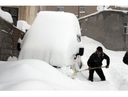 Başkale’de Kar 1 Metreyi Aştı, Okullar Tatil, Elektrik Yok
