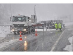 Devrilen Kamyon İstanbul İstikametini 2 Saat Kapattı