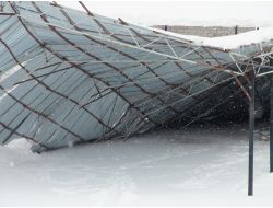 Kars’ta Günlerdir Yağan Kara Çatılar Dayanmadı