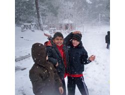 Öğrenciler Kazdağları'nda Karda Stres Attı