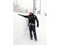 Yüksekova'da Kar İnsan Boyunu Aştı!