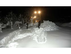 Yangına Giden İtfaiye Kar Engeline Takıldı