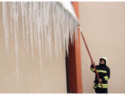 Dev Buz Sarkıtları İtfaiye Ekipleri Tarafından Temizleniyor