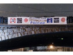 KREMLİN'İN KARŞISINA 'YASAKLI' AFİŞ