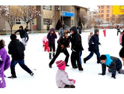 Öğrenciler, En Güzel Kardan Adamı Yapmak İçin Yarıştı