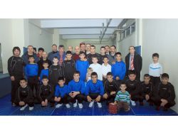 Talas Belediyesi Güreşçilere Spor Malzemesi Hediye Etti