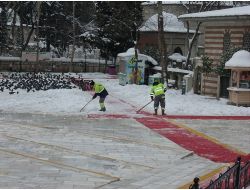 Eyüp Sultan'ın Avlusunda Cemaat İçin Kar Temizliği