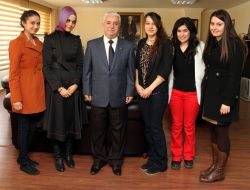 Üniversiteli Öğrenciler Sokak Hayvanları İçin Bayat Ekmek Topladı