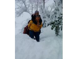 112 Acil Personeli 96’lık Hastayı Sırtında Taşıdı