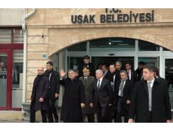 Cumhurbaşkanı Gül Uşak Belediyesi’nde Güllerle Karşılandı