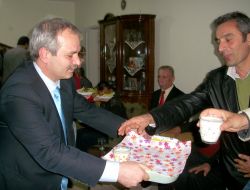 Kozan Belediye Başkanı Özgan'dan Partililere Çiğköfte Ve Ayran İkramı