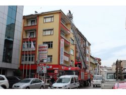 İtfaiye, Çatılardaki Buz Ve Karları Temizliyor