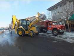 Bor 'Da Cadde Ve Sokaklardaki Kar Ve Buzlar Temizleniyor