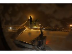 Erzurum'da Donmaya Karşı, Uçak Ve Pist Yüzeyi Alkolle Yıkanıyor