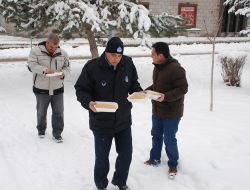 Belediye, Kuşlar İçin Parklara Yem Bıraktı