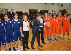 Bakanlar, 'Abi' Yazılı Pankartlarla Karşılandı!