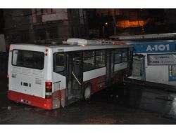 Yağışlı Yolda Virajı Alamayan Otobüs Marketin Duvarına Çarptı