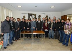 Denizli Valisi Demir, Çalışan Gazetecilere Gül Verdi