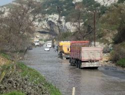 Sazlıdere Barajı Taştı Kayabaşı Yolu Su Altında Kaldı