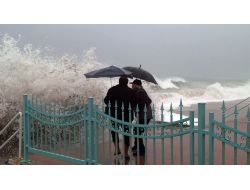 Dev Dalgalar Antalya’da Seyrine Doyum Olmayan Manzaralar Oluşturdu