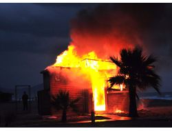 Sahildeki Büfe Alev Alev Yandı