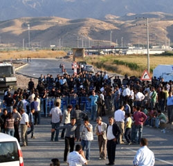 Kapatılan DTP Vekilleri Mahmur'da..