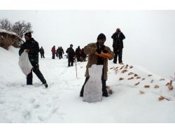 Kar Kaplanları Yaban Hayatı İçin Yemleme Yaptı