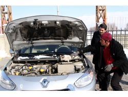 Otomobilin Motor Kısmına Giren Kediyi Belediye Personeli Kurtardı