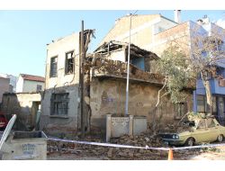 Harabe Ev, Park Halindeki Otomobilin Üzerine Çöktü