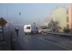 Buzlanan Yollarda Araçlar Birbirine Girdi, 2 Araç Dere Yatağına Uçtu: 4 Yaralı