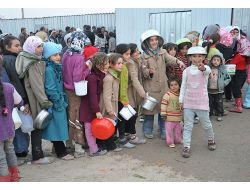 Suriyeliler 'Bir Ekmek, Bir Battaniye' Kampanyası İle Ayakta Duruyor