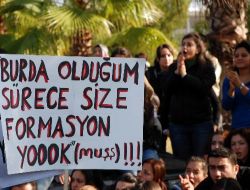 Formasyon Hakkı İsteyerek Çukurova Üniversitesi Rektörlük Binasına Yürüdüler