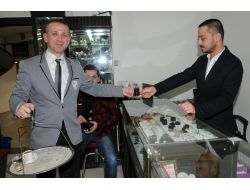 Kuyumcuydu, Çalıştığı İş Hanında Takım Elbiseli Çaycı Oldu