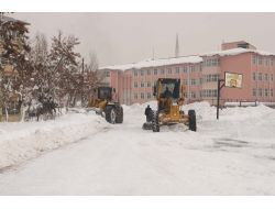 Belediye, Okul Bahçelerini Kardan Temizledi