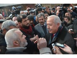 Çamurlu Yolu Kapatarak Eylem Yaptılar