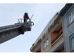 Bingöl'de Buz Sarkıkları, İtfaiye Ekiplerince Kırıldı