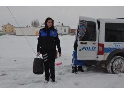 Aksaray Emniyeti'nden Muhtaçlara Giysi Ve Kırtasiye Yardımı