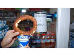Öğrenciler Askıda Simit, Ayran Uygulaması Başlattı