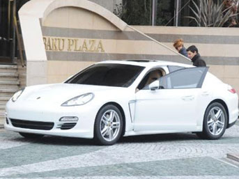 SİBEL CAN, yeni otomobilini aldı!..