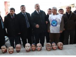 Öğretmenlerden Milli Eğitim Müdürlüğü Önünde Kanlı Kelle Eylemi