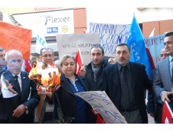 Memurlar Fazla Mesai Ücretlerinin Kaldırılmasını Bordro Yakarak Protesto Etti