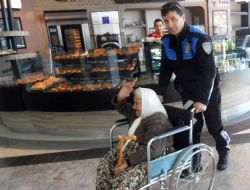 Polis, Huzurevi Sakinleri Ve Öğrencileri Sinemaya Götürdü